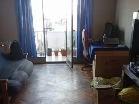Departamento 3 Ambientes al Frente con Balcón y Dependencia en Constitución