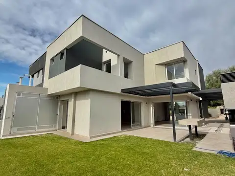 OPENHOUSE vende hermosa casa ubicada en Barrio Dalvian.