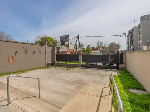 Oficina en Alquiler con 8 cocheras