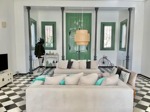 SOÑADA CASA ANTIGUA COLONIAL REFACCIONADA A NUEVO EN VENTA SOBRE LA EXCLUSIVA CALLE ALVEAR.