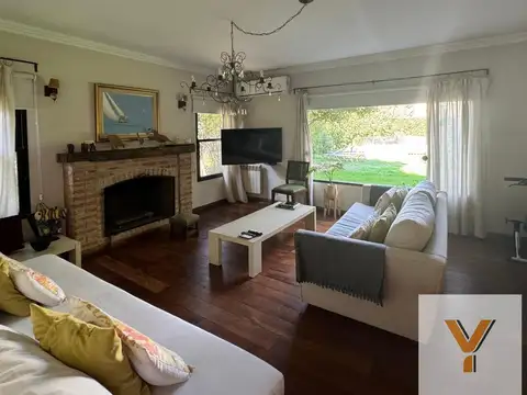 Casa 9 ambientes con 5 baños