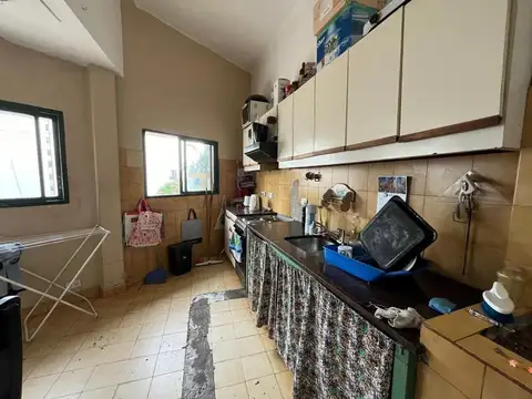 Semipiso 4 ambientes a la calle con balcón francés