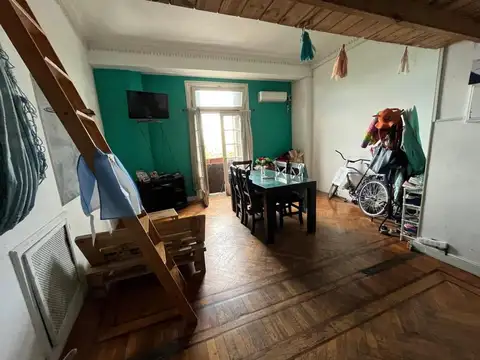 Semipiso 4 ambientes a la calle con balcón francés