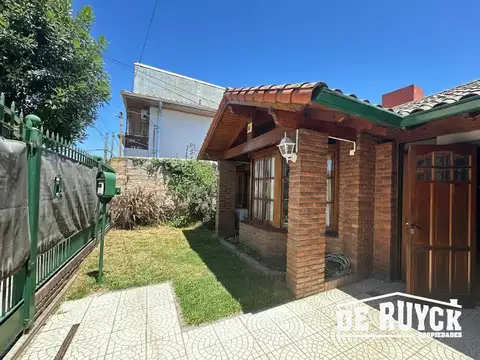 Chalet 5 ambientes en Quilmes con quincho y verde