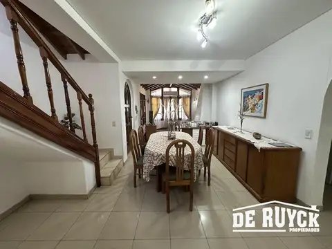 Casa en Venta con 2 cocheras