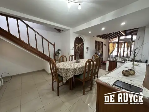 Casa 5 ambientes con 3 baños