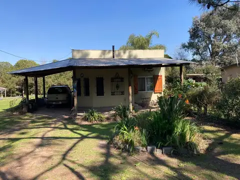 Casa pequeña con hermoso parque arbolado