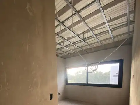 CASA DE DOS PLANTAS A TERMINAR EN BARRIO CERRADO DE SOURIGUES U$S 135.000.-