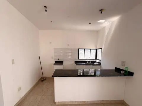 Depto Tipo Casa en Venta en Castelar, USD 98.000