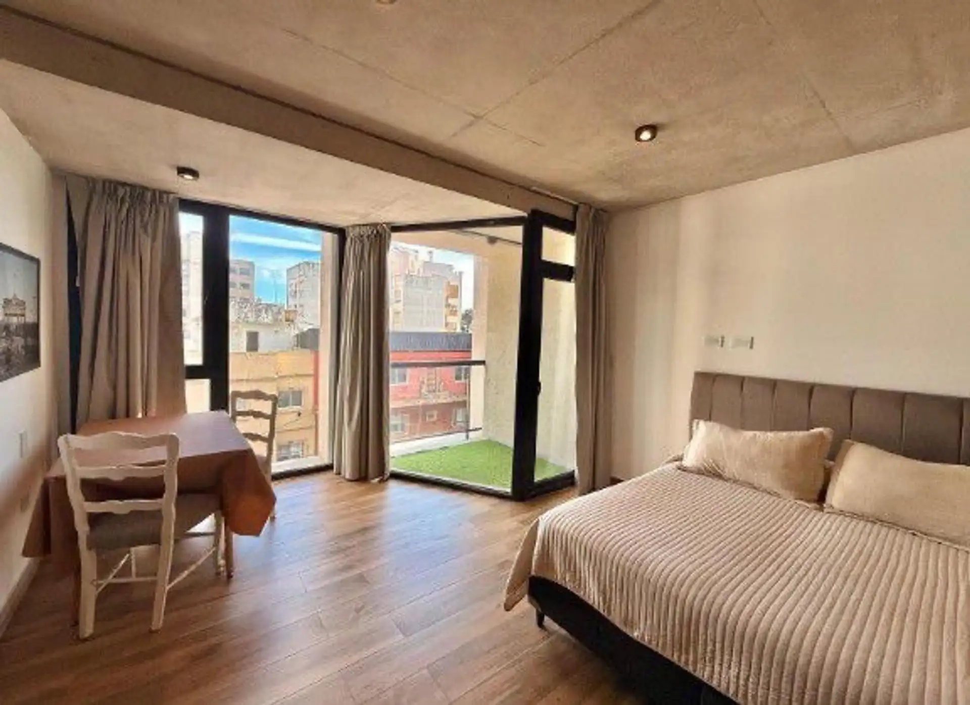 Monoambiente 36m² con balcón saliente, balcón al frente y baño completo — Rawson 1751
