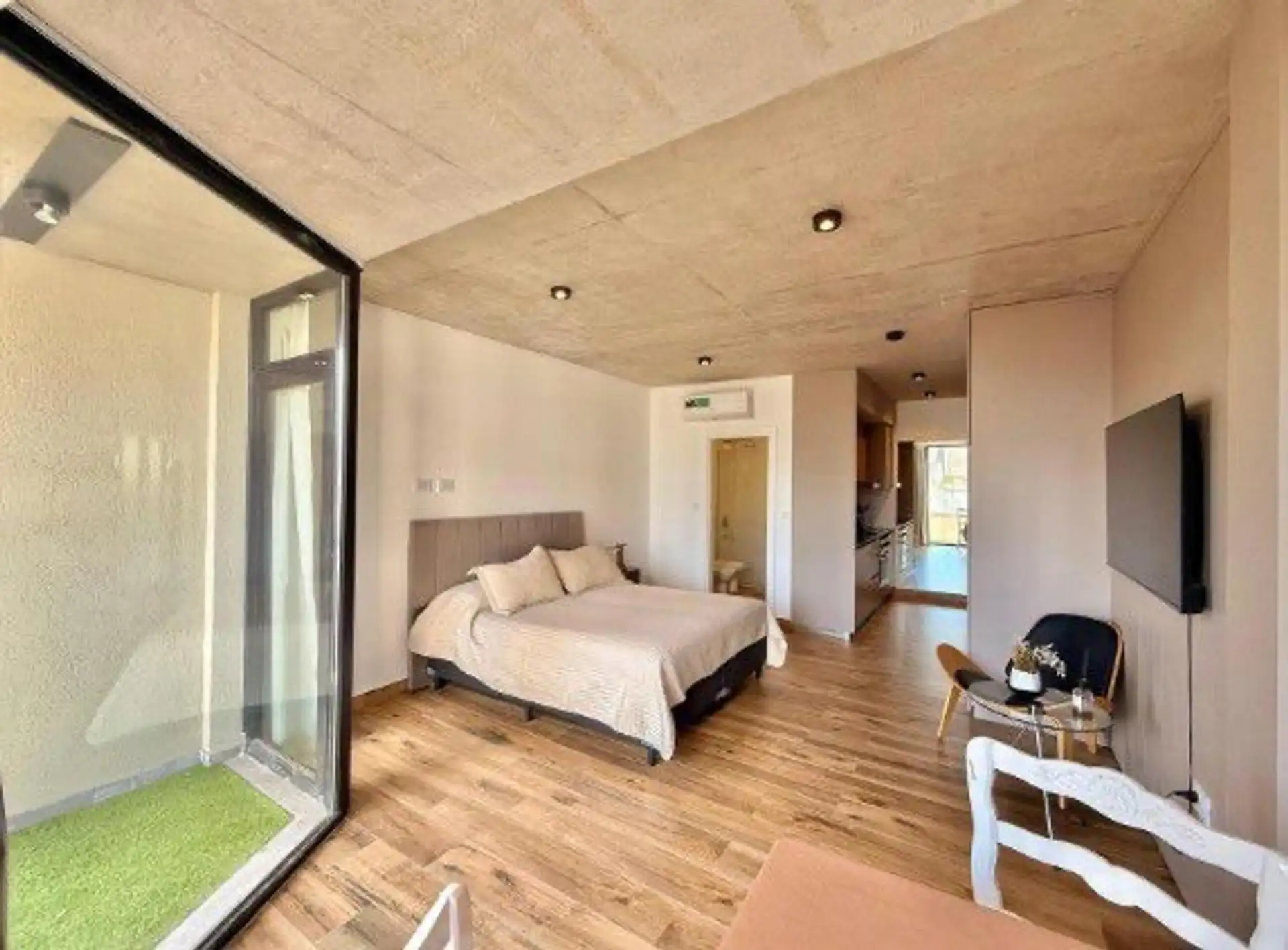 Monoambiente 36m² con balcón saliente, balcón al frente y baño completo — Rawson 1751