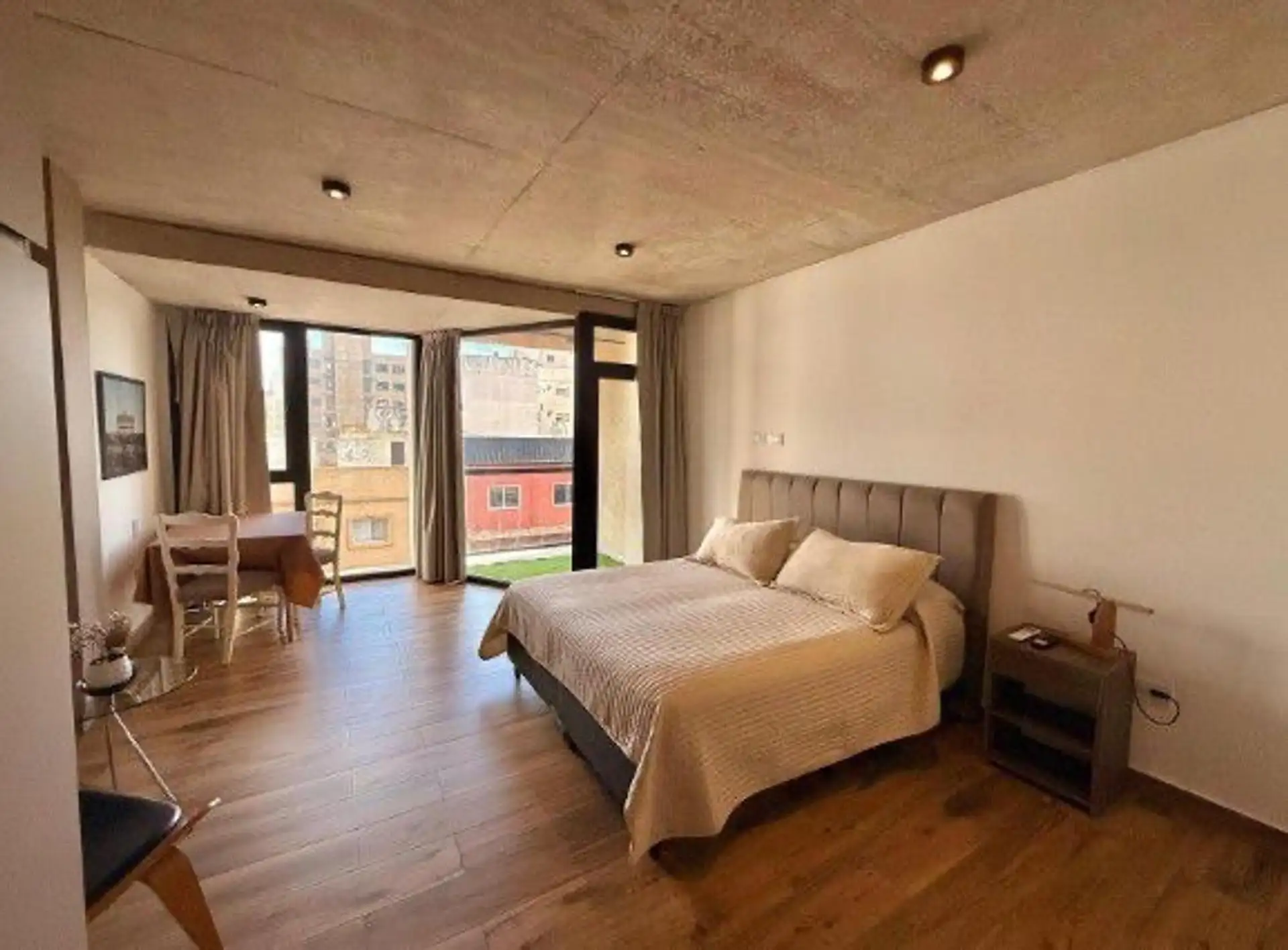 Monoambiente 36m² con balcón saliente, balcón al frente y baño completo — Rawson 1751