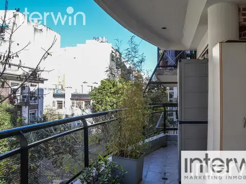 Excelente consultorio de 50 m2 con balcón al frente. Cochera fija. Belgrano.