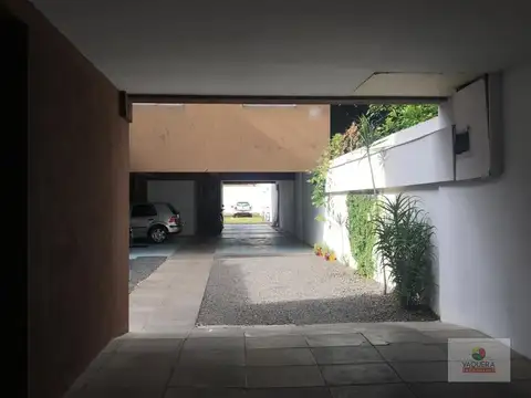 Cochera fija - Planta baja - Portón automático.