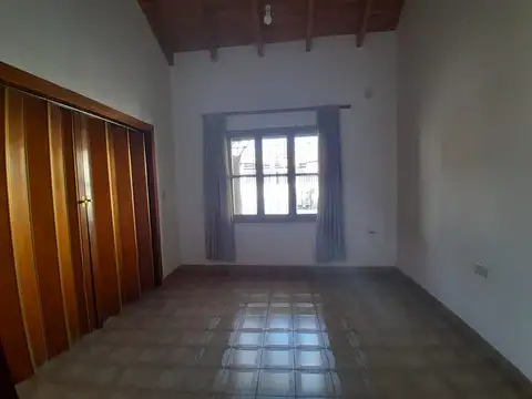 Casa 8 ambientes con 2 baños