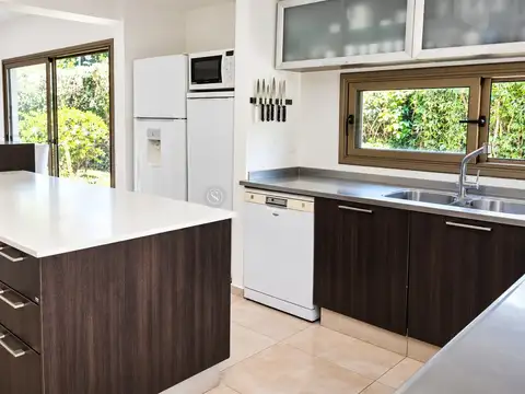 Casa 5 ambientes con 4 baños