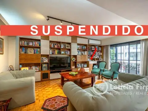 Departamento con patio y cochera, edificio con servicios centrales.