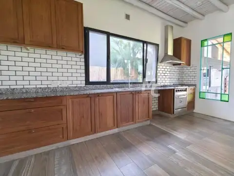Casa en Alquiler con 2 cocheras