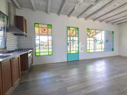 Casa 4 ambientes con 2 baños