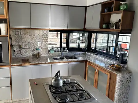 Casa 5 ambientes con 2 baños