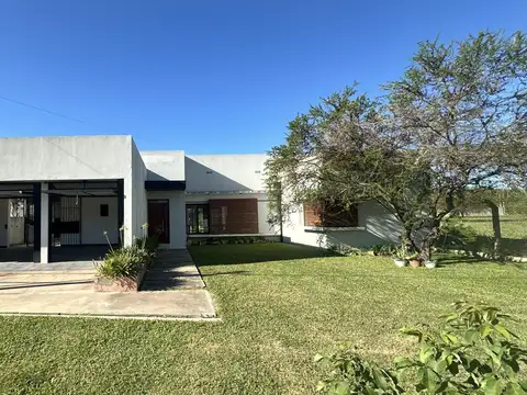 Casa de 3 dormitorios en Barrio camino a Los Bretes