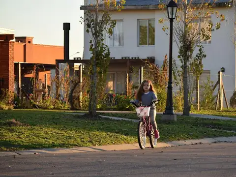 GLM.Venta  Barrio Santa Sofía, Pilar del Este.