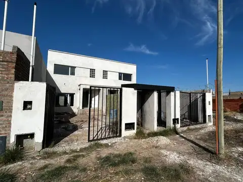 CASA DUPLEX 2 DORM EN VENTA CIPOLLETI 