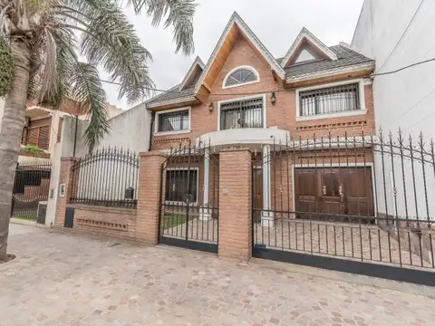 Exclusiva casa de 6 ambientes en Lomas del Mirador | Apto Credito | Acepta Permuta
