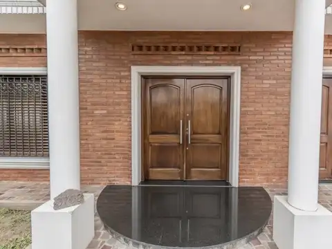 Exclusiva casa de 6 ambientes en Lomas del Mirador | Apto Credito | Acepta Permuta