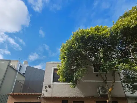 Casa en 2 plantas en excelente estado con cochera 10.42x8.55