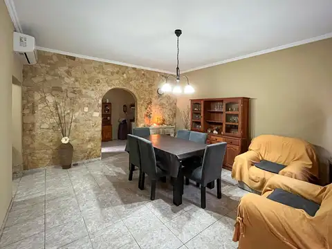 VENTA - Casa de 2 dormitorios, con patio y parrillero - Barrio Parque Casado, Rosario.