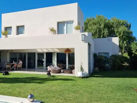 CASA DE CINCO AMBIENTES CON PILETA CLIMATIZADA Y DOGMATICA
