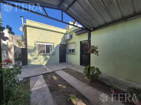 Venta casa 3 ambientes con cochera en Bernal Oeste