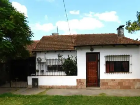 Casa 3 ambientes con  cochera en Longchamps