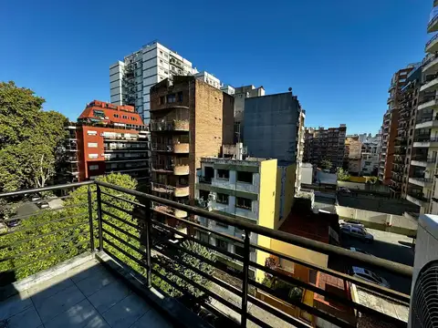 Amplio monoambiente al frente con balcón y vista abierta. Amenities!!