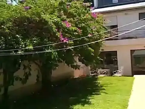 Casa 5 ambientes, terreno propio, jardín , piscina, garage