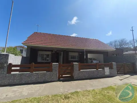 Casa 4 ambientes con parque Barrio Alfar!