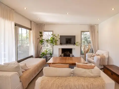 Casa 9 ambientes con 3 baños