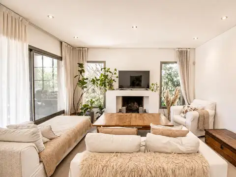 Casa 9 ambientes con 3 baños