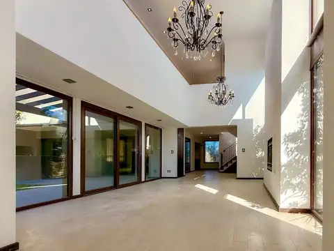 Casa 5 ambientes con 4 baños