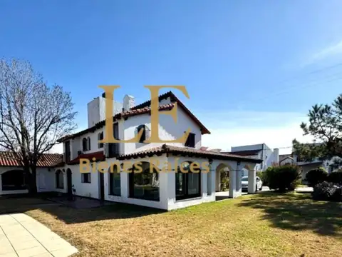 Casa 5 ambientes con 4 baños
