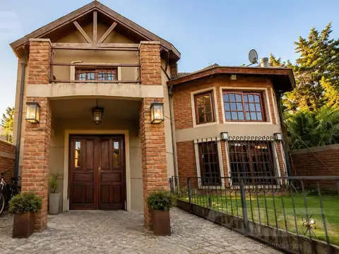 Casa 4 ambientes - 3 dormitorios - 2 baños - Parque - Pileta - Ituzaingó norte