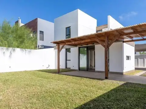 Casa en venta - 3 Dormitorios 2 Baños - Gorina