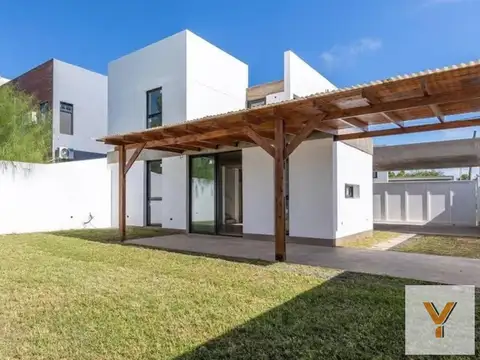 Casa en venta - 3 Dormitorios 2 Baños - Gorina
