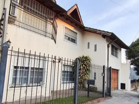 Casa en lote propio a la venta de 5 ambientes con patio, parrilla y dos cocheras en VIlla Luzuriaga!