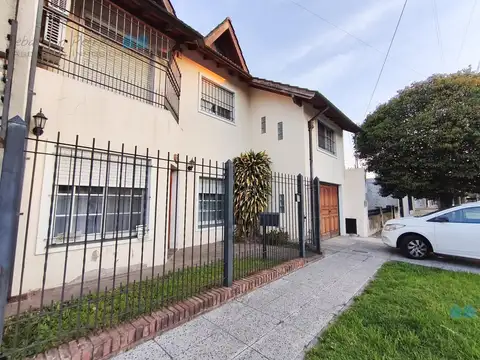 Casa en lote propio a la venta de 5 ambientes con patio, parrilla y dos cocheras en VIlla Luzuriaga!