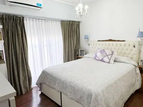 DEPARTAMENTO 2 DORM. 2 BAÑOS. BALCON A LA PLAZA PRINCIPAL - LUMINOSO - LOBOS CENTRO