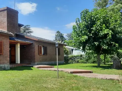 Casa 8 ambientes con 4 baños