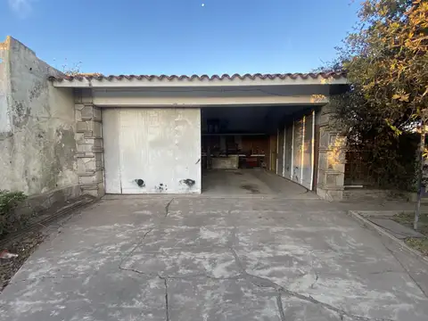 Casa 8 ambientes con 2 baños