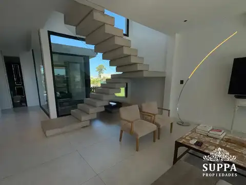 Casa en Venta con 2 cocheras